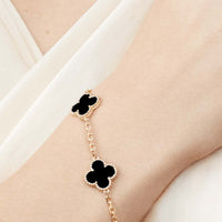 Bracelet avec Motif de Trèfle et Élégance Dorée