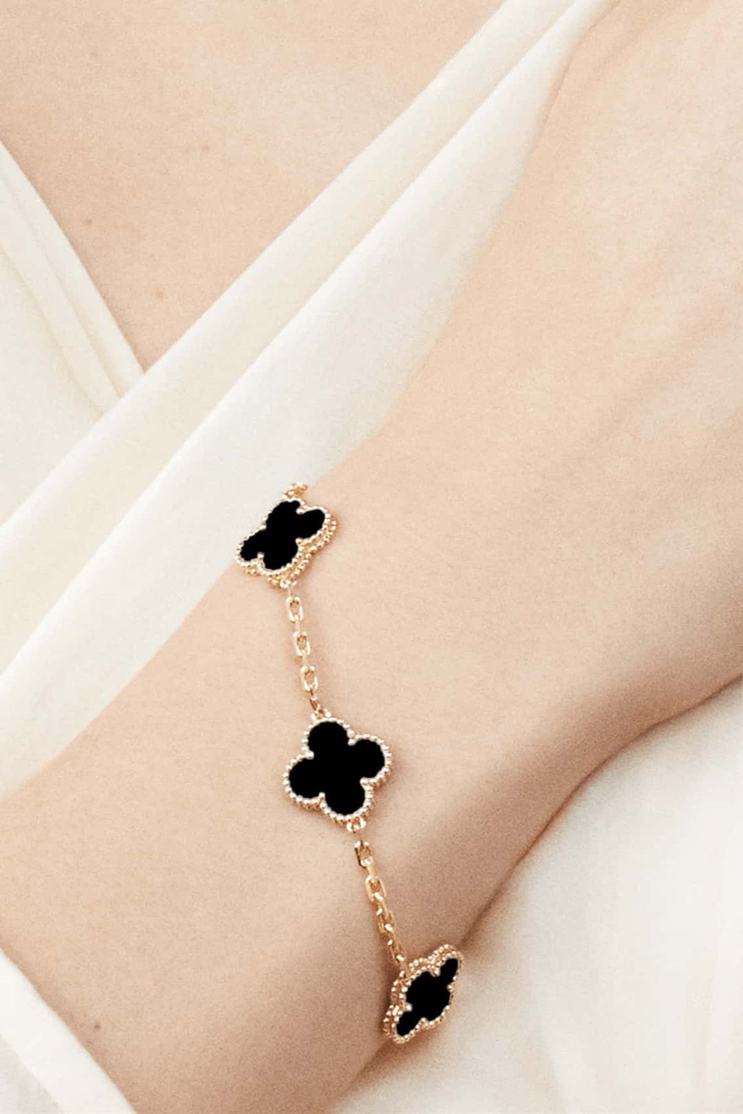 Bracelet avec Motif de Trèfle et Élégance Dorée