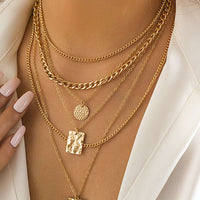 Collier avec Pendentif Géométrique en Chaîne Métallique