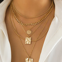 Collier avec Pendentif Géométrique en Chaîne Métallique