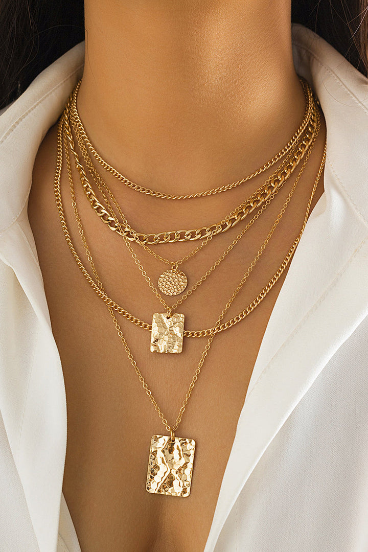 Collier avec Pendentif Géométrique en Chaîne Métallique