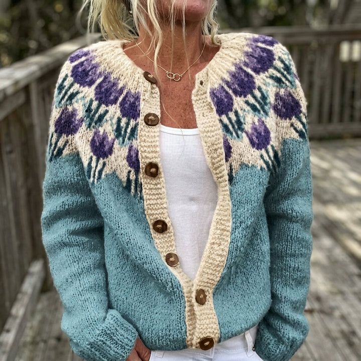 Joëlle - Cardigan à imprimé de fleurs violettes et boutons