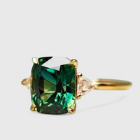 Bague Élégante en Émeraude Verte avec Finition Dorée