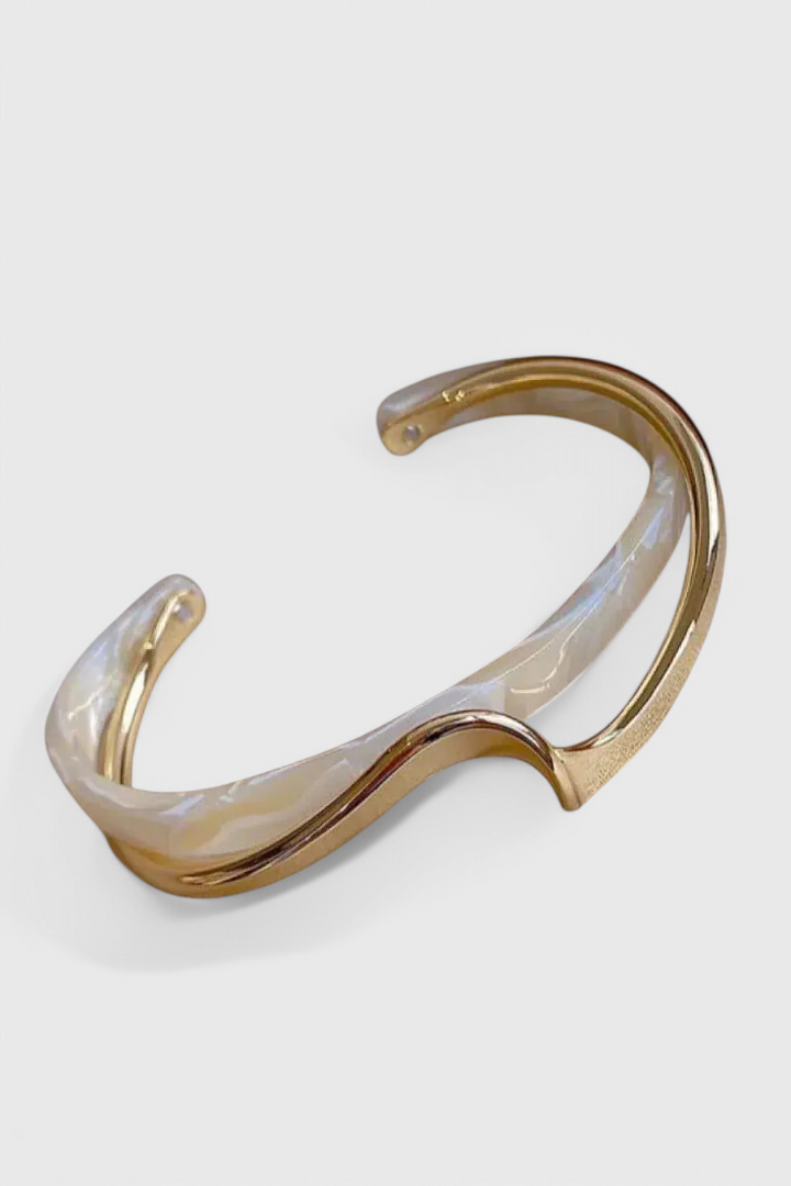Bracelet élégant en opale blanche avec finition dorée